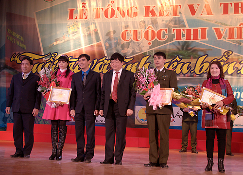 Đồng chí Dương Văn An, Bí thư TW Đoàn (thứ 3 từ trái sang),  trao tặng giải đặc biệt và giải cá nhân cho các tác giả 