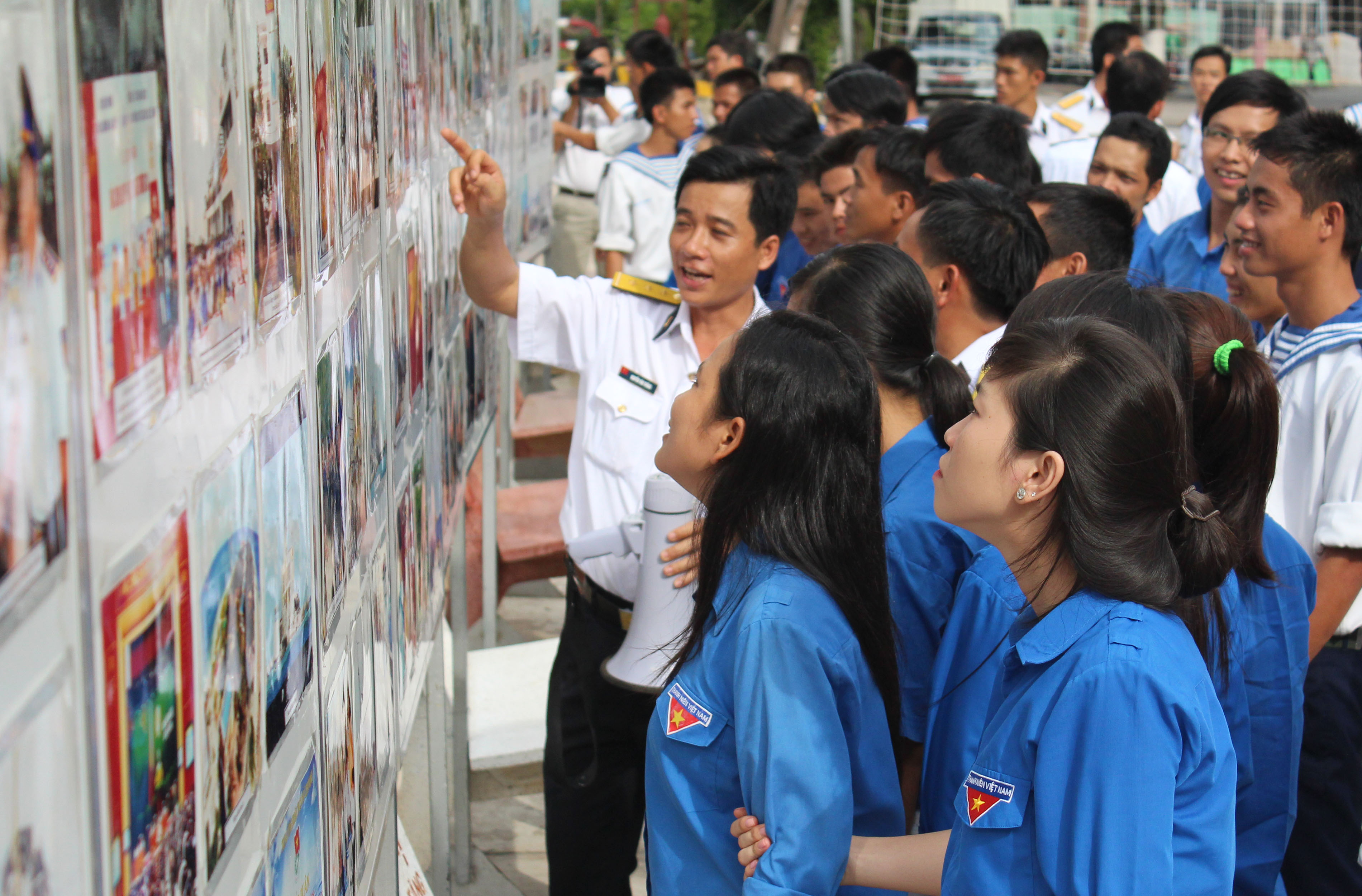 6.Đại úy Nguyễn Văn Thắng giới thiệu với đơn vị kết nghĩa tham quan triển lãm ảnh với chủ đề Bảo vệ chủ quyền biển đảo tại Lữ đoàn 962