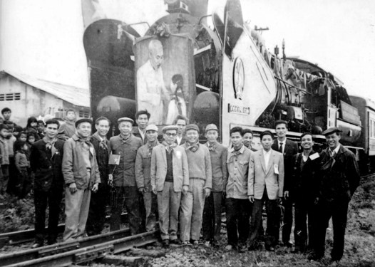 Cựu Bí thư T.Ư Đoàn Nguyễn Tiên Phong (bìa phải) cùng các đồng chí lãnh đạo Tổng Cục đường sắt và các bạn thanh thiếu nhi tại Lễ khởi động đoàn tàu
