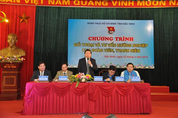 Đồng chí Nguyễn Nhân Chiến, Phó Bí thư Tỉnh ủy, Chủ tịch UBND tỉnh và lãnh đạo T.Ư Đoàn, các sở, ngành tỉnh đối thoại với thanh niên.