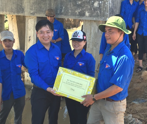  Bí thư Trung ương Đoàn Nguyễn Long Hải tặng quà cho thanh niên tình nguyện 2 xã Nhơn Mỹ và Nhơn Khánh