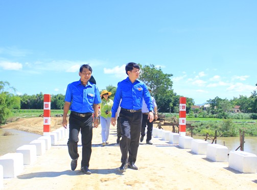 Cùng ngày, đoàn công tác cũng đã đi thị sát Công trình thanh niên cầu nông thôn Hòa Phong (nối liền hai xã Nhơn Mỹ và Nhơn Khánh, thị xã An Nhơn