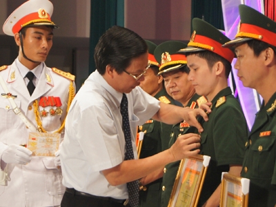 Anh Phan Văn Mãi, Bí thư thường trực T.Ư Đoàn gắn Huy hiệu Tuổi trẻ sáng tạo cho các cá nhân đạt giải nhất Giải thưởng TTST trong Quân đội lần thứ XIII