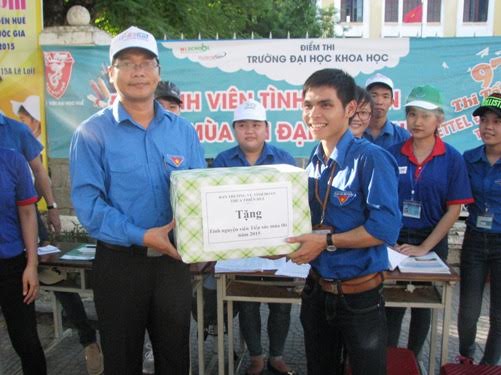  Đồng chí Nguyễn Chí Tài - Bí thư Tỉnh đoàn thăm và tặng quà các đội tiếp sức mùa thi.