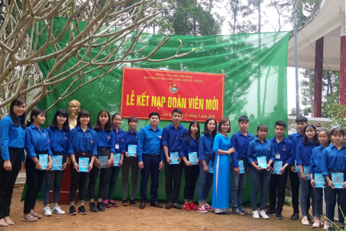 Kết nạp Đoàn viên mới tại địa chỉ đỏ - Tượng đài Tây Tiến huyện Lạc Sơn
