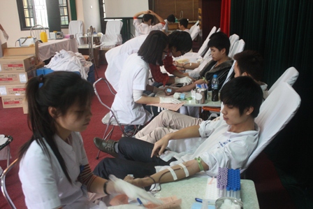 ĐVTN Vĩnh Phúc tham gia ngày hội hiến máu nhân đạo  với chủ đề : “Sẻ giọt máu đào-  trao niềm hy vọng” tháng Thanh niên năm 2013.