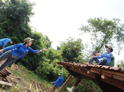 Sinh viên tình nguyện Khoa Sử - ĐH Vinh giúp dân lợp lại nhà tại xã Hương Liên, huyện Hương Khê, Hà Tĩnh. 