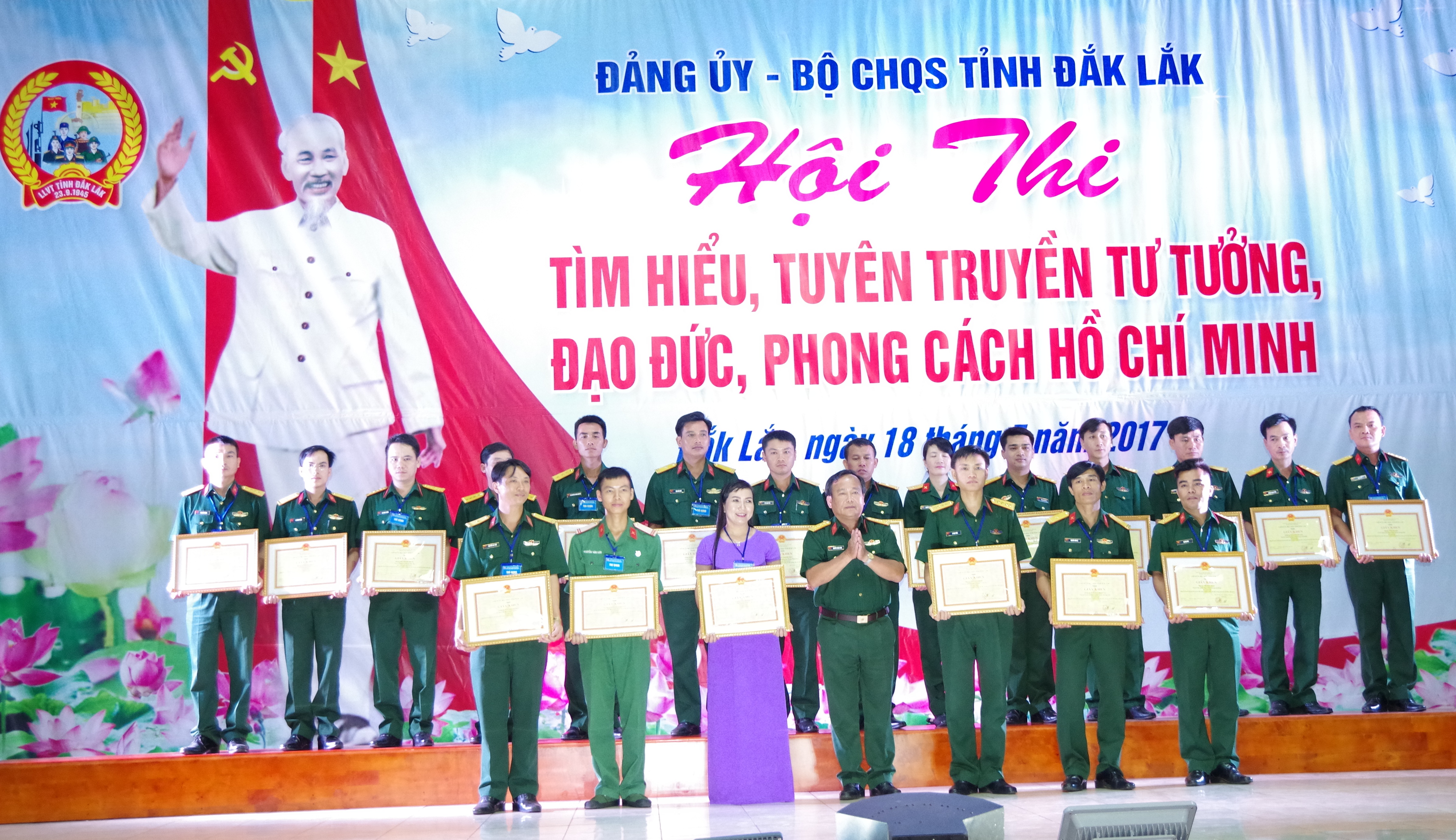 Trung sĩ Nguyễn Văn Lưu (đứng thứ 2 từ trái sang, hàng thứ nhất) nhận giấy khen của hội thi