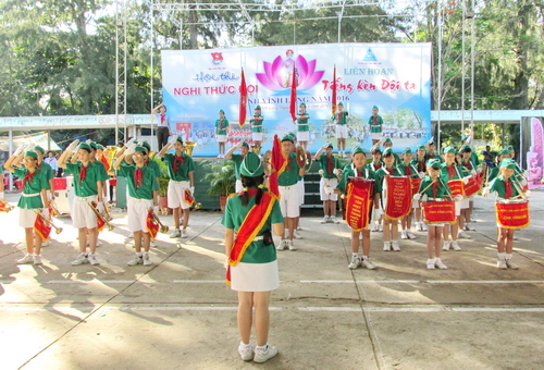 Đội Nghi lễ Trung tâm hoạt động Thanh thiếu niên Vĩnh Long thực hiện Nghi thức Chào cờ khai mạc Liên hoan Tiếng kèn Đội ta tỉnh Vĩnh Long năm 2016.