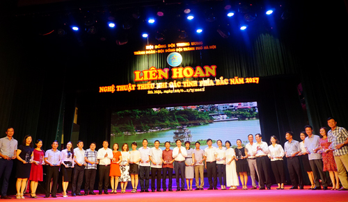 Đồng chí Nguyễn Long Hải - Bí thư BCH Trung ương Đoàn trao biểu trưng lưu niệm cho các đơn vị tham gia liên hoan.