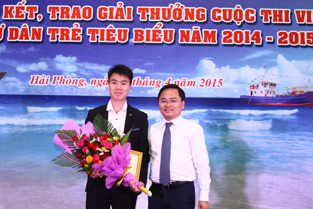 Đồng chí Nguyễn Anh Tuấn, Bí thư Trung ương Đoàn trao giải nhất cho đại diện nhóm 