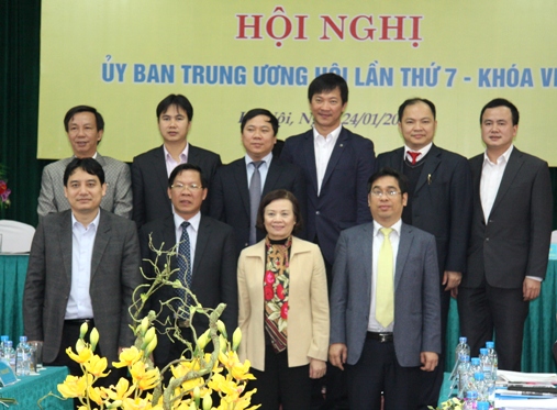 Đồng chí Nguyễn Đắc Vinh và đồng chí Trần Thị Bích Thủy chụp ảnh lưu niệm cùng tân Chủ tịch và các Phó Chủ tịch Hội LHTN Việt Nam