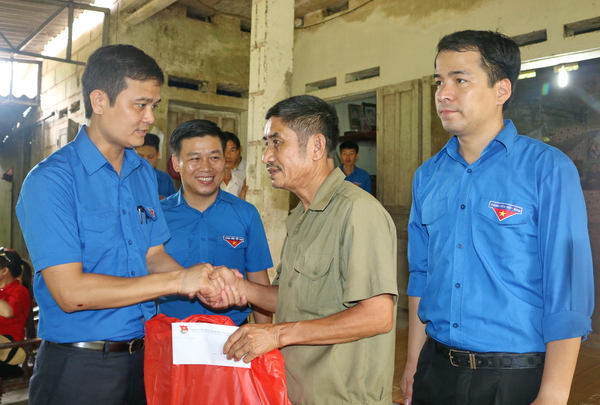 Đồng chí Bùi Quang Huy - Bí thư Trung ương Đoàn thăm và tặng quà gia đình chính sách tại xã Yên Lạc, huyện Phú Lương
