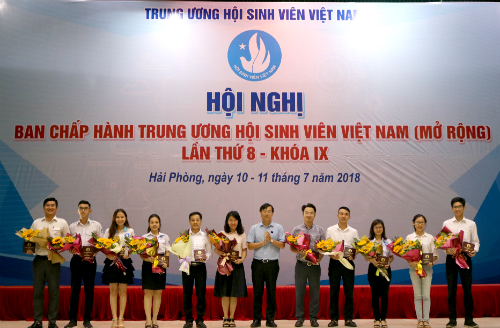 Đồng chí Lê Quốc Phong - tặng hoa, chia tay các đồng chí thôi không tham gia BCH Trung ương Hội Sinh viên Việt Nam
