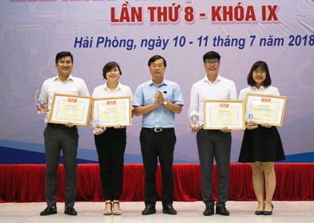 Đồng chí Lê Quốc Phong - Ủy viên dự khuyết Trung ương Đảng, Bí thư thứ nhất Trung ương Đoàn, Chù tịch Hội Sinh viên Việt Nam trao giải thưởng Sao tháng Giêng cho các mô hình