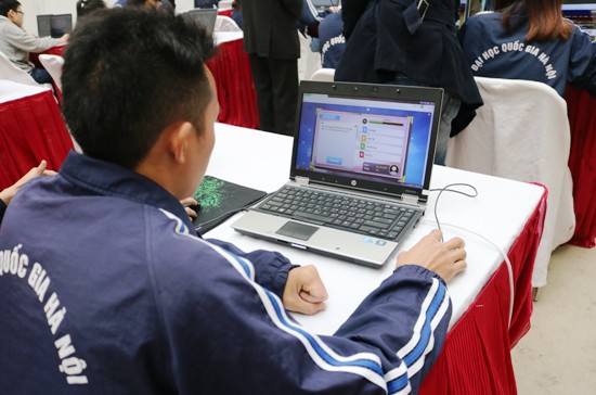 Sinh viên ĐH Quốc gia Hà Nội tham gia thi trực tuyến 