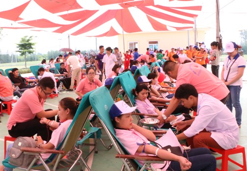 Công nhân lao động tham gia hiến máu nhân đạo