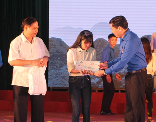 Đồng chí Nguyễn Long Hải - Bí thư BCH Trung ương Đoàn, Chủ tịch Hội đồng Đội Trung ương (áo xanh) trao học bổng cho tân sinh viên