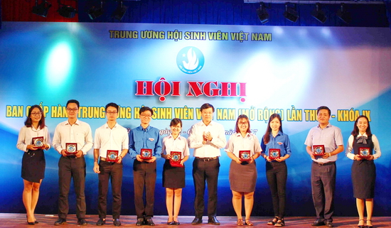 Đồng chí Lê Quốc Phong tặng quà chia tay các đồng chí thôi không tham gia Ban Chấp hành, Ban thư ký Trung ương Hội SVVN