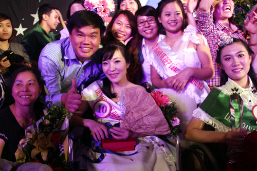 Người thân chúc mừng Vương Thị Bích Việt khi nhận giải thí sinh tài năng trong đêm thi "Vẻ đẹp vầng trăng khuyết" 