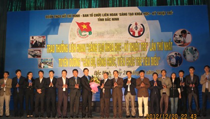 Đ/c Vương Quốc Tuấn – Bí thư Tỉnh Đoàn trao thưởng cho cá nhân đoạt giải “Sáng tạo Khoa học – Kỹ thuật trẻ” tỉnh Bắc Ninh năm 2012
