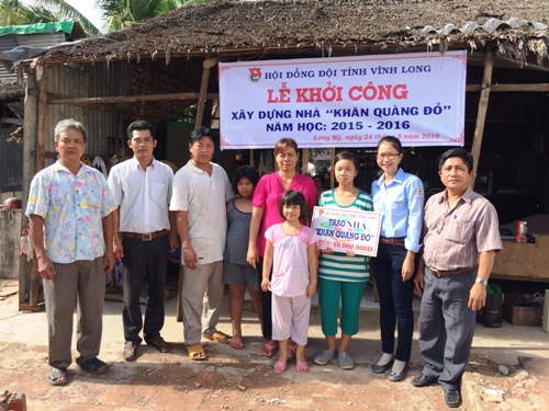  Đồng chí Phan Hồng Hạnh, Phó Bí thư, Chủ tịch Hội đồng Đội tỉnh trao kinh phí xây dựng nhà Khăn quàng đỏ cho gia đình em Đặng Hồng Nguyên