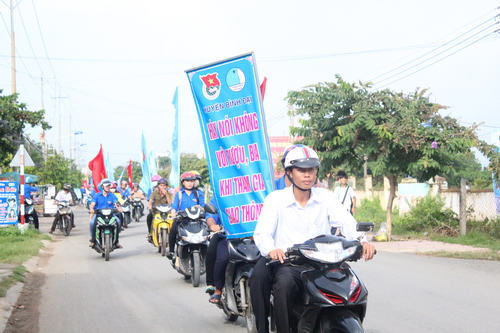 Đoàn viên, hội viên, thanh niên tham gia diễu hành tuyên truyền an toàn giao thông sau buổi lễ