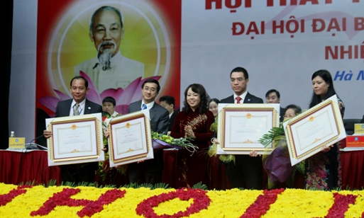 Bộ trưởng Y tế Nguyễn Thị Kim Tiến trao tặng bằng khen cho 4 cá nhân có thành tích xuất sắc trong nhiệm kỳ đầu tiên của Hội Thầy thuốc trẻ