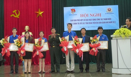 Đại tá Nguyễn Đình Long - Phó Chủ nhiệm chính trị quân khu I tặng bằng khen cho 6 cá nhân vì có thành tích xuất sắc trong hoạt động phối hợp công tác Đoàn và phong trào thanh niên năm 2013. 