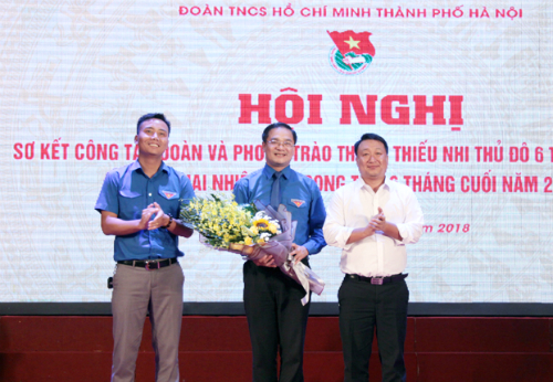 Các đồng chí Thường trực Thành đoàn tặng hoa chúc mừng đồng chí Nguyễn Ngọc Việt, tân Bí thư Thành đoàn Hà Nội