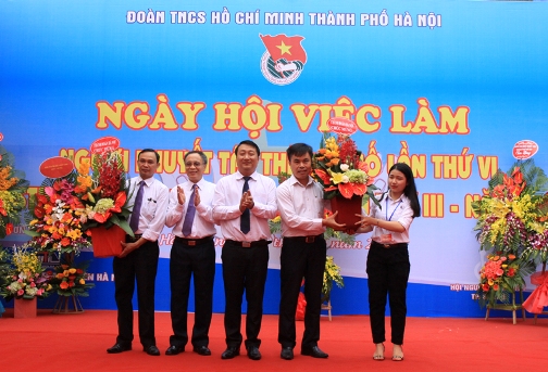 Lãnh đạo Thành đoàn Hà Nội tặng hoa chúc mừng Hội người mù TP nhân kỷ niệm 45 năm thành lập Hội
