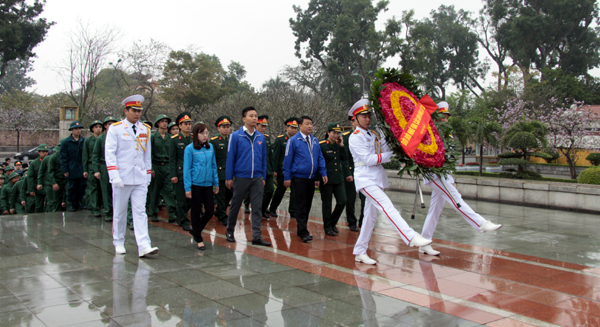 Đoàn đại biểu dâng hoa tại Tượng đài tưởng niệm anh hùng liệt sĩ Bắc Sơn