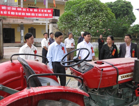 Các đại biểu thăm quan mô hình Tổ dịch vụ vận tải máy kéo cày bừa