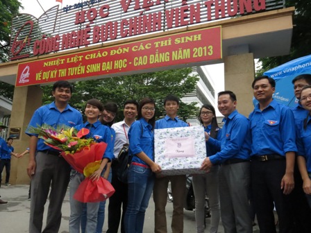 Đ/c Hồ Xuân Trường, Ủy viên Ban Thường vụ Trung ương Đoàn, Bí thư Đoàn Khối tặng quà cho các sinh viên tình nguyện của Trường Học viện Công nghệ Bưu chính Viễn thông Việt Nam