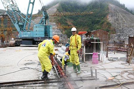 Thanh niên công nhân đang lao động trên công trình thanh niên thủy điện Lai Châu