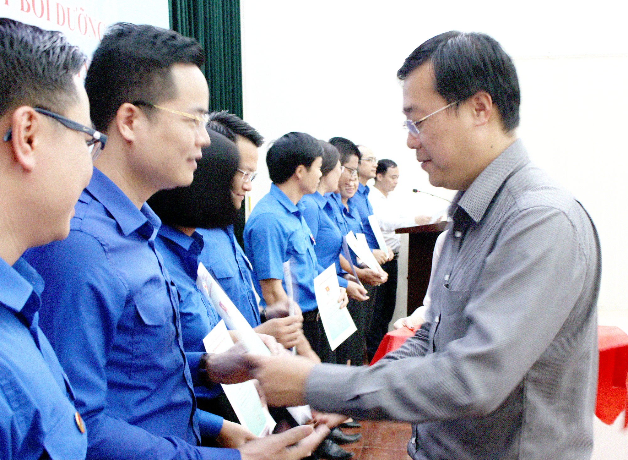 Đồng chí Lê Quốc Phong – Uỷ viên dự khuyết BCH Trung ương Đảng, Bí thư thứ nhất Trung ương Đoàn, Chủ tịch Hội LHTN Việt Nam, Chủ tịch Hội SVVN trao chứng nhận cho các học viên