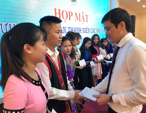 Đồng chí Bùi Quang Huy - Bí thư BCH Trung ương Đoàn trao học bổng cho các sinh viên dân tộc thiểu số vươn lên học tốt