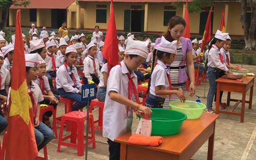 Hướng dẫn các em học sinh rửa tay bằng xà phòng theo đúng quy trình