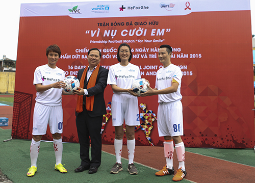 Anh Nguyễn Phi Long và bà Shoko Ishikawa nhận hai quả bóng có chữ ký của các văn nghệ sỹ và tuyển thủ quốc gia từ Ca sĩ Hoàng Bách và nữ cầu thủ Minh Nguyệt.