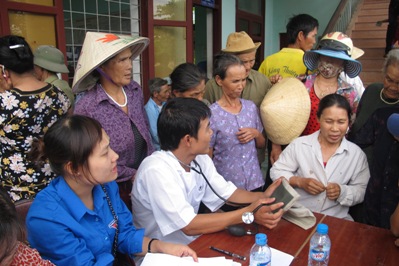 Tư vấn, khám phát thuốc miễn phí cho gia đình chính sách tại Quảng Bình