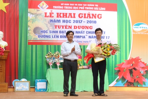 Đồng chí Đỗ Văn Bình – UVBTV Trung ương Đoàn, Tỉnh ủy viên, Bí thư Tỉnh đoàn trao giải thưởng Tài năng trẻ cho em Phan Đăng Nhật Minh