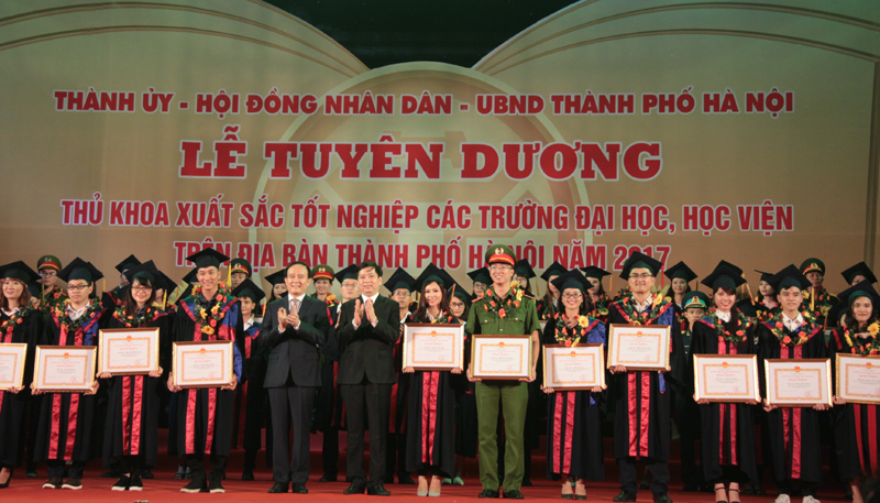 Lễ tuyên dương Thủ khoa xuất sắc tốt nghiệp các trường đại học, học viện trên địa bàn thành phố Hà Nội năm 2017.