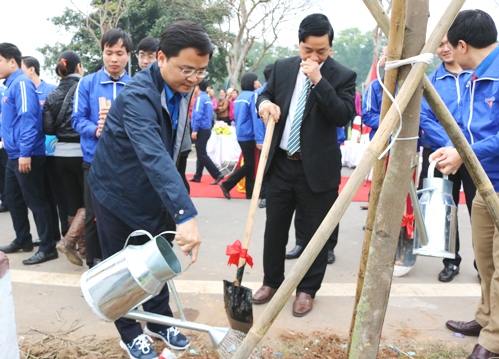 Đồng chí Nguyễn Anh Tuấn- Bí thư BCH Trung ương Đoàn chăm sóc cây non mới trồng