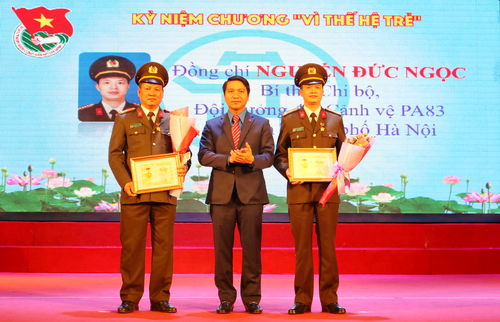 Đồng chí Nguyễn Ngọc Lương - Bí thư BCH Trung ương Đoàn trao Kỷ niệm chương "Vì thế hệ trẻ" cho các cựu cán bộ Đoàn thủ đô