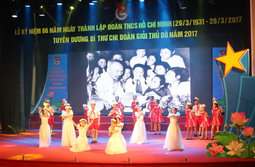Các em thiếu nhi biểu diễn ca khúc "Tiến lên Đoàn viên" tại Lễ kỷ niệm