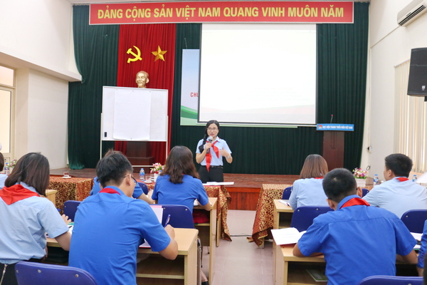 Đồng chí Nguyễn Phạm Duy Trang - Phó Chủ tịch thường trực Hội đồng Đội TƯ trình bày chuyên đề đầu tiên 