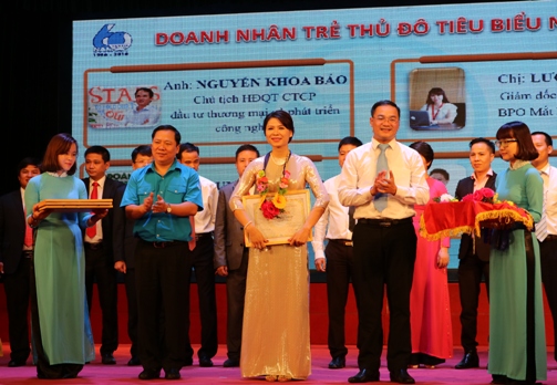 Đồng chí Nguyễn Phi Long - Bí thư BCH Trung ương Đoàn, Chủ tịch Hội LHTN Việt Nam (áo xanh) trao bằng khen  tuyên dương các công trình, sản phẩm sáng tạo tiêu biểu của thanh niên Thủ đô