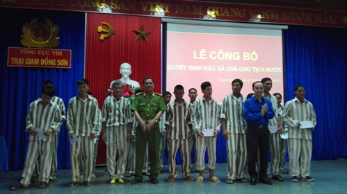 Lãnh đạo Trại giam Đồng Sơn và Thường trực Hội LHTN Việt Nam tỉnh  tặng quà cho các phạm nhận được đặc xá