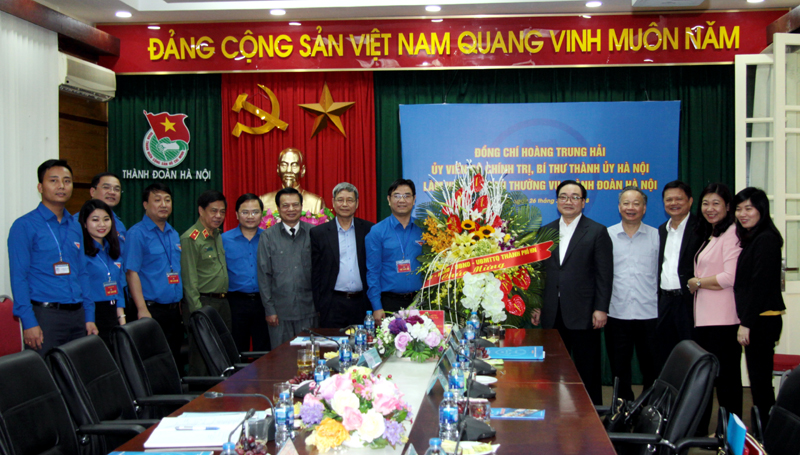 Bí thư Thành ủy Hoàng Trung Hải và các đồng chí lãnh đạo TP chụp ảnh lưu niệm với các đồng chí lãnh đạo, cán bộ Thành đoàn Hà Nội