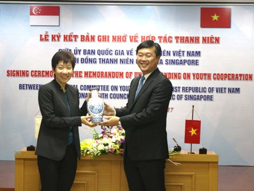 Đồng chí Lê Quốc Phong - Ủy viên dự khuyết BCH Trung ương Đảng, Chủ nhiệm UBQG về Thanh niên Việt Nam trao tặng phẩm lưu niệm cho phía Hội đồng Thanh niên Quốc gia Singapore